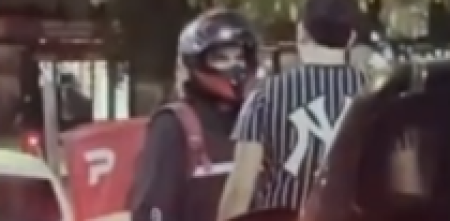 VIDEO: Un repartidor terminó a las trompadas con un automovilista en el medio de la calle