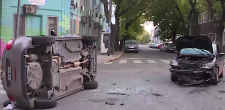 Choque y vuelco en Barracas: circulaba en contramano y dejó un saldo de dos heridos