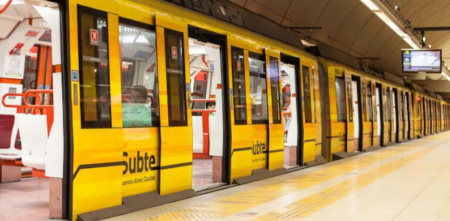 Protestas en la línea B del subte: trabajadores liberan los molinetes en la estación Federico Lacroze
