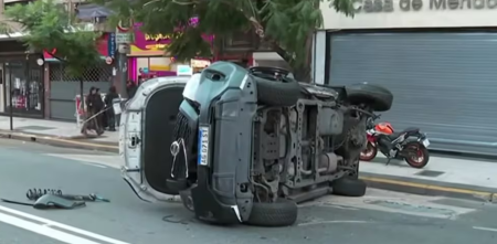 Impactante accidente en CABA: un patrullero chocó y quedó volcado en Corrientes y Callao