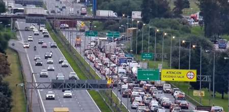 Caos en Panamericana: un camión chocó con un puente en Ramal Pilar
