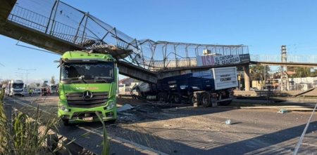 Un camión chocó contra un puente y causó un gran derrumbe en Escobar
