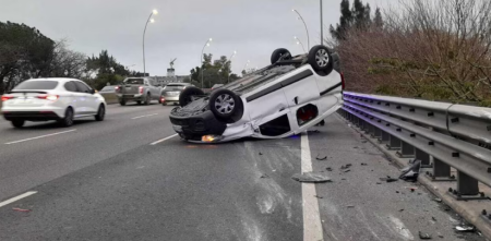 Impactante choque y vuelco en General Paz: hay dos heridos