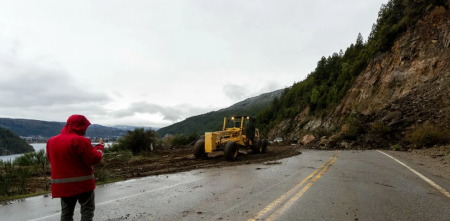 Un derrumbe en la Ruta 40 generó el corte total del tránsito en el Camino de los Siete Lagos