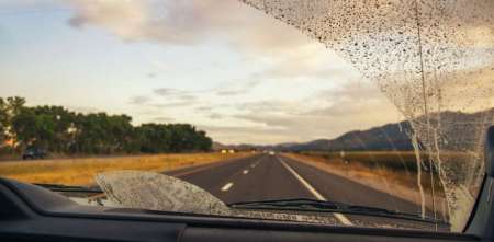 Un producto casero puede funcionar para limpiar el parabrisas del auto: ¿Cuál es?