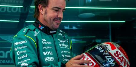 Fernando Alonso estrenará en Monza un casco especial en homenaje a Adrián Campos