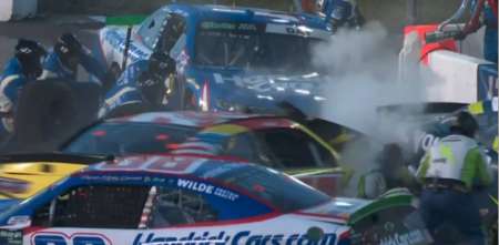 Escalofriante accidente en la calle de boxes durante la carrera de NASCAR