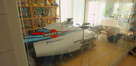 Valtteri Bottas tiene su auto de F1 en el living de su casa: "Construí mi hogar alrededor de él"