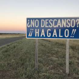 Los carteles de la ruta del desierto para prevenir accidentes