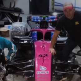 ¡En familia! Padre e hijo construyeron una réplica del Alpine de Colapinto en tamaño real