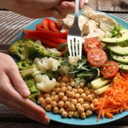 Salud y bienestar: el almuerzo saludable: clave para la energía y la productividad