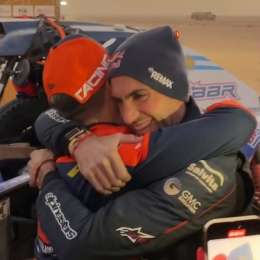 Dakar 2026: “Hicimos historia”, el emotivo abrazo entre los hermanos Benavides tras una jornada inolvidable