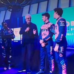 F1: el curioso gesto de Colapinto sobre Gasly tras una frase de Briatore en la presentación del A526