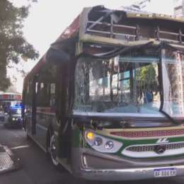 Dos personas resultaron heridas en un choque de colectivos en Palermo