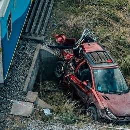 Un auto chocó con un tren en Mar del Plata: hay tres heridos