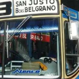Un chofer tuvo un altercado con un pasajero y dejó el colectivo en marcha