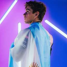 F1: ¡Envuelto en patria! La icónica postal de Colapinto junto a la bandera argentina