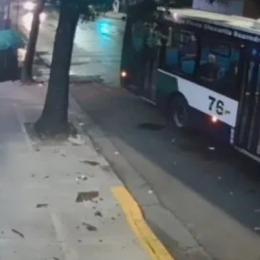 Un colectivo chocó contra un contenedor de basura y tres autos estacionados en Caballito