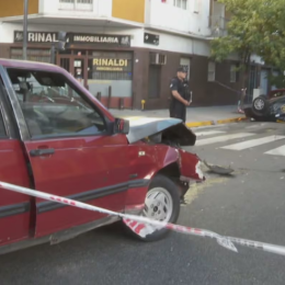 Video: impactante choque y vuelco en Almagro dejó un saldo de cuatro heridos