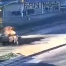 Un auto chocó con un colectivo y se prendió fuego en un impactante accidente