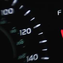 ¿Qué significado tiene la flecha al lado del surtidor de combustible en el tablero de un vehículo?