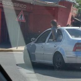 Imprudencia total en Acceso Oeste: dos nenas viajaban con el cuerpo fuera del vehículo en plena colectora