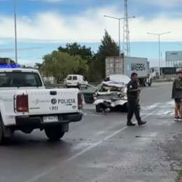 Una mujer falleció en un violento choque entre un camión y un auto detenido en la Ruta 9