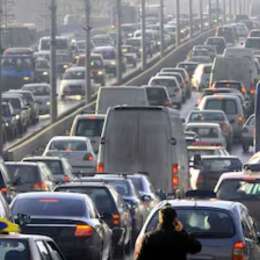 ¿Cómo se puede evitar el estrés y las malas situaciones en los embotellamientos?