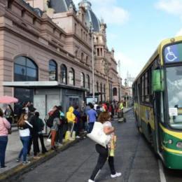 Largas filas por la reducción de colectivos debido al aumento del gasoil y un posible paro de colectivos para el miércoles