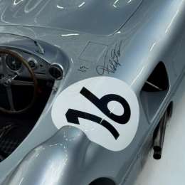 Para la historia: Colapinto inmortalizó su firma en la "Flecha de Plata" de Fangio con la que giró en Buenos Aires