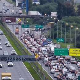 Caos en Panamericana: un camión chocó con un puente en Ramal Pilar