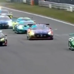 Las 24 Horas de Nürburgring se pusieron en marcha con el auto de Verstappen en el cuarto lugar