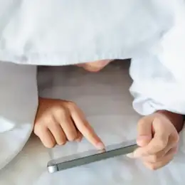 Salud y bienestar: por qué tu celular te está robando horas de sueño
