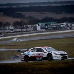 Top Race: con una gran maniobra, Queijeiro le hizo frente a la lluvia y ganó en La Pampa