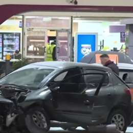 Accidente en la General Paz: un auto chocó contra una estación de servicio y terminó envuelto en llamas