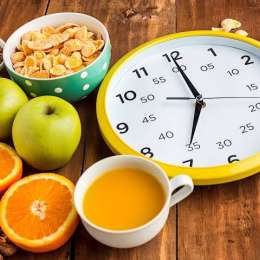 Salud y bienestar: por qué la hora en la que comes importa tanto como los alimentos elegidos