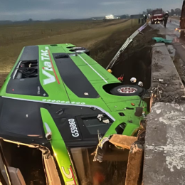 Un micro cayó desde un puente en la Ruta 7 y dejó más de dos decenas de heridos