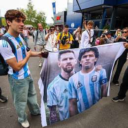 F1: Colapinto llegó a Spa con la camiseta de Argentina y una bandera de Messi y Maradona