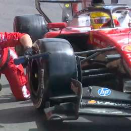 F1: ¡Cuidado Lewis! Hamilton y el insólito momento con un mecánico en los boxes del GP de Bélgica