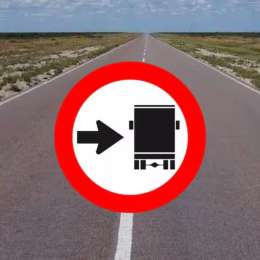 ¿Cuál es el significado de la señal de tránsito con una flecha negra y un camión?