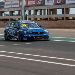 TCR South America: Tiago Pernía ganó con oficio la carrera sabatina en Velocitta