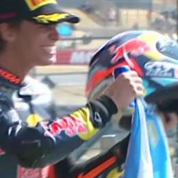 Perrone subió al podio en Silverstone y mostró la camiseta argentina en pleno circuito inglés