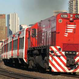 La tiraron de un tren en movimiento mientras intentaban robarle y deberán pagarle una indemnización millonaria