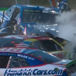 Escalofriante accidente en la calle de boxes durante la carrera de NASCAR