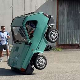 Arvid Lindblad casi vuelca el Fiat Panda más corto del mundo en un insólito desafío