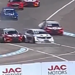 El toque entre Rossi y Rodríguez en la final del TC2000 en El Zonda