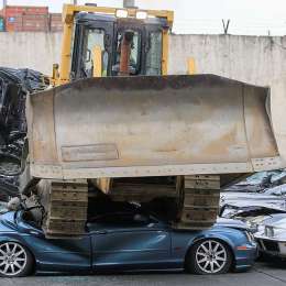 Ordenan destruir autos de lujo