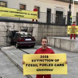 Greenpeace “lanzó” un coche contra el Museo de la Reina Sofía