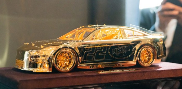 NASCAR: El Campeón recibió un auto de oro
