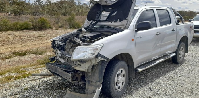 Insólito: una camioneta quedó destrozada tras chocar contra un guanaco en la Ruta 3